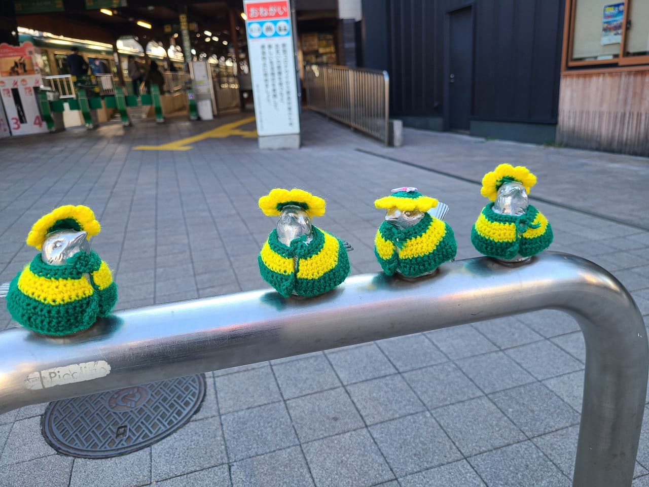 江ノ電江ノ島駅前の雀ちゃん