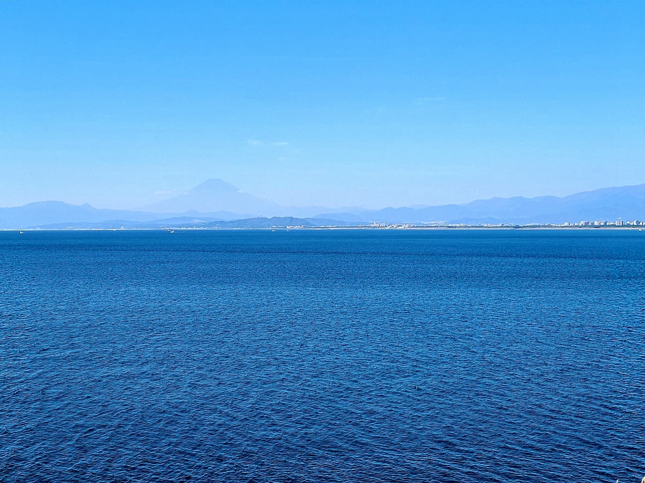 海の彼方に富士山