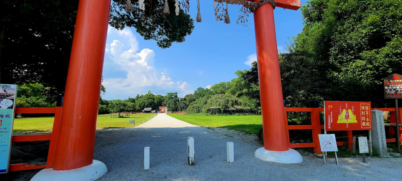 両側が芝生になっている上賀茂神社の「一の鳥居」から二の鳥居までの参道