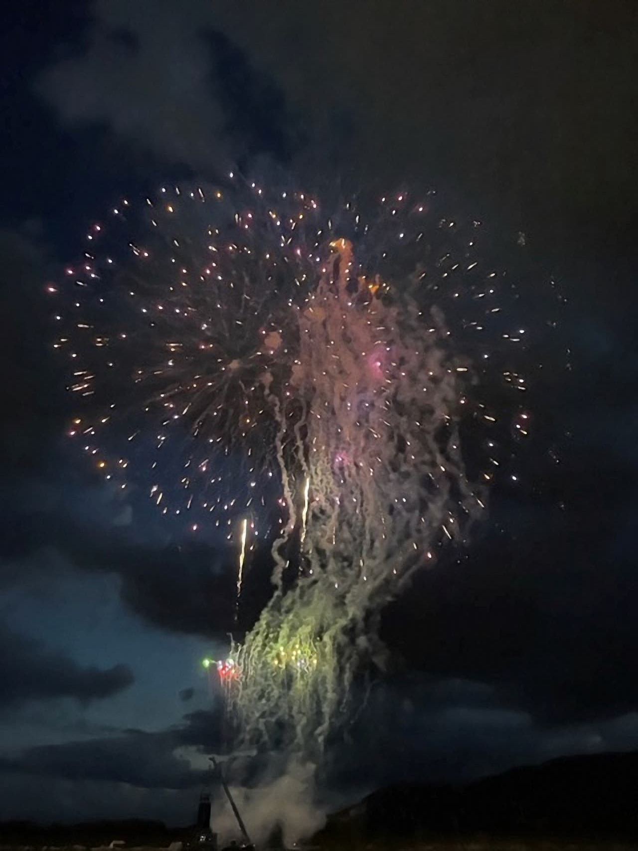 「大曲花火」で雲の上に、後光を放つ観音様が