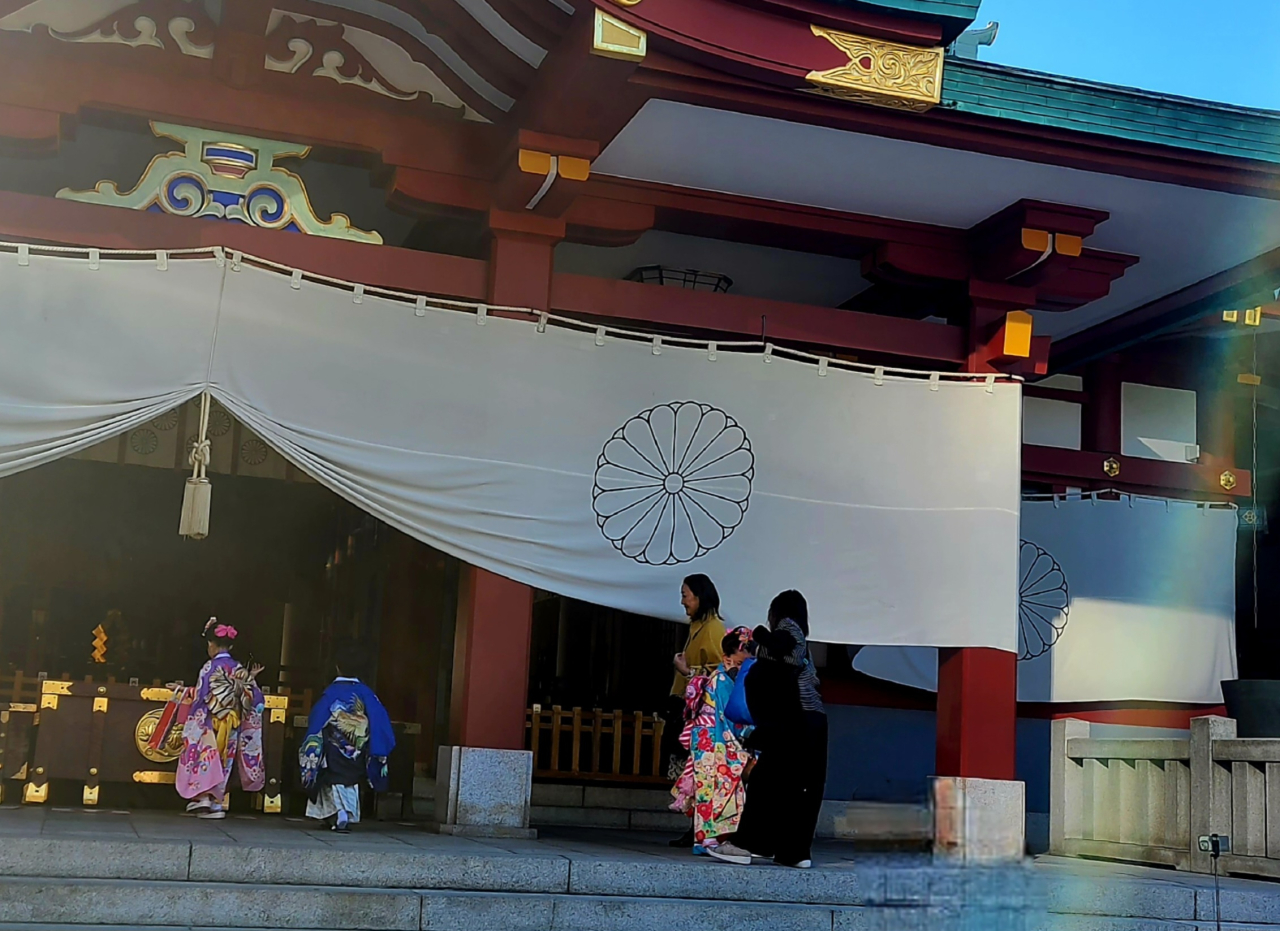 七五三詣の親子連れ（日枝神社）